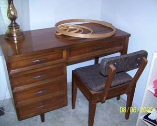 Does NOT have a sewing machine