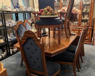 Oak Dining Table 8 chairs & 2 leaves with pads 