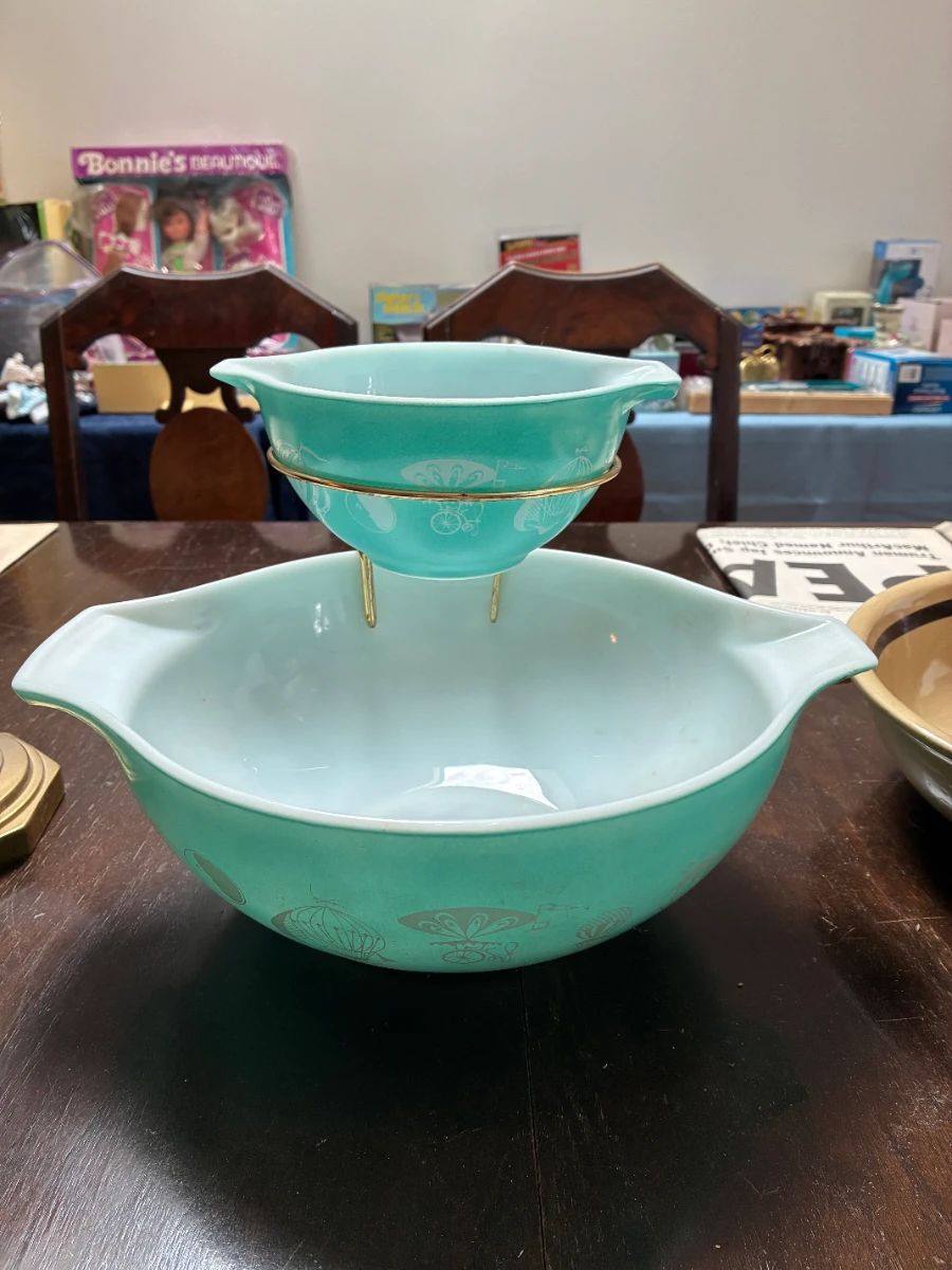 vintage Pyrex chip and dip set "Hot Air Balloons"