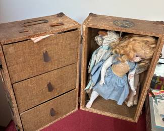 doll trunk and clocthes