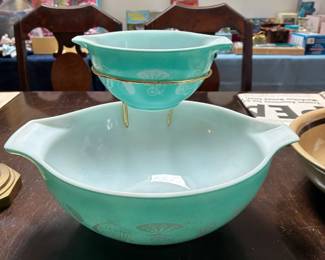vintage Pyrex chip and dip set "Hot Air Balloons"