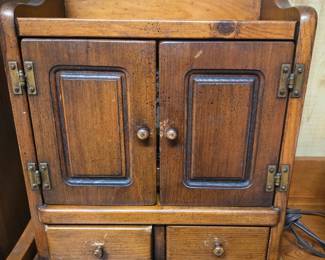 novelty cabinet-style AM/FM radio