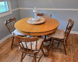 Round solid oak pedestal table with 2 leaves