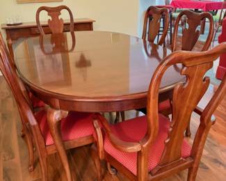 Thomasville Cherry Wood Dinning Room Table 6 Chairs & 2 Leafs