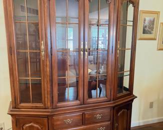 Thomasville Collectors Cherry Traditional Canted Front Lighted China Cabinet