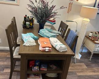Like new table & chairs.