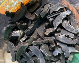 replaceable steel saw bits (also known as inserted saw teeth) used in large industrial circular saw blades for timber processing