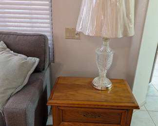 Vintage end table. Lamp with glass base