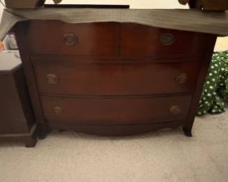Beautiful real wood side dresser. Has matching drill/tall dresser.