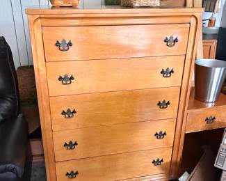 Maple chest of drawers