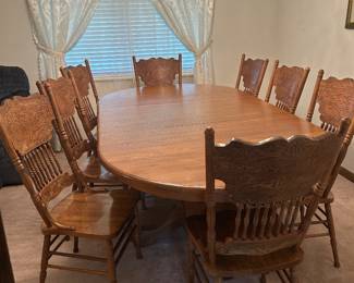 Oak table with 8 country chairs