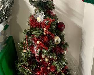 Fully decorated with Tampa Bay.  I'll stick with my Grinch tree.