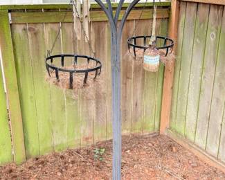 65 MetalGardenPoleStandwBaskets