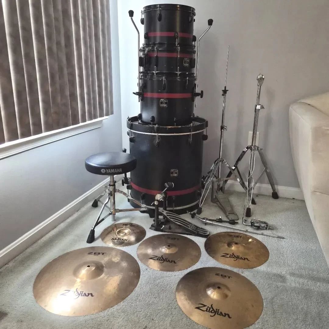 Gretsch Catalina Black Widow Drum Set, 7Ply Mahogany Shells