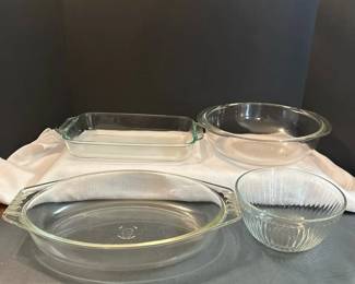 2 Vintage PYREX Baking Dishes 2 Newer Pyrex Bowls Lot