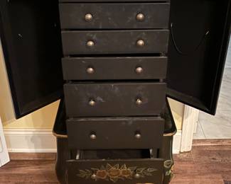 Has a Mirrored Lid Jewelry Stand
