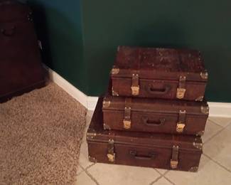 Stacking storage containers 