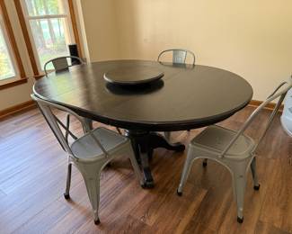 TABLE WITH LEAF