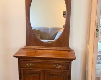 Cute little stand with mirror 