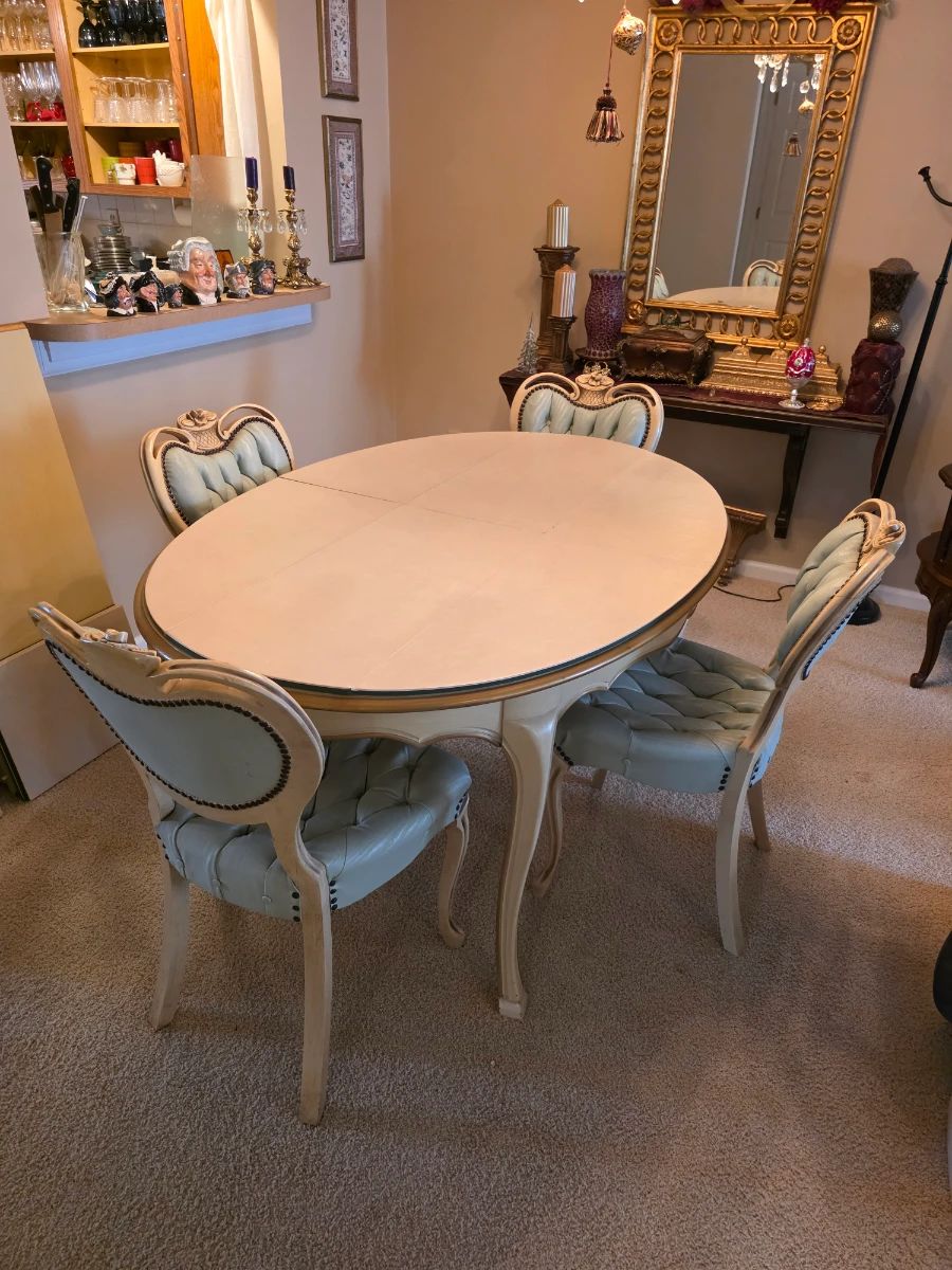 vintage French Provincial-style dining set features an oval extension table with 4 beautiful Chairs.