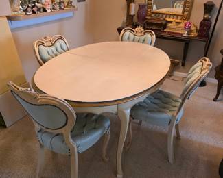 vintage French Provincial-style dining set features an oval extension table with 4 beautiful Chairs.