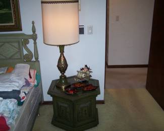 THE OTHER PINEAPPLE LAMP & HEXAGONAL STAND