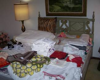 QUEEN BED, BEDDING & LINENS