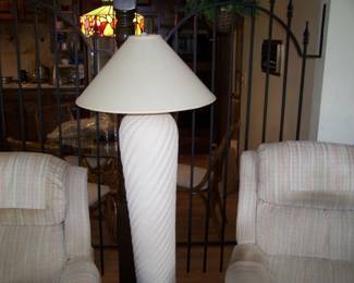 WHITE FLOOR LAMP