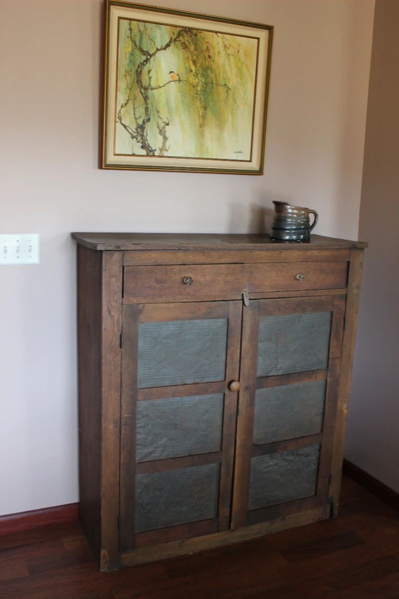 Nice 6 tin pie safe. Great condition.