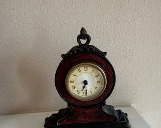 Vintage-Style Decorative Quartz Mantel Clock