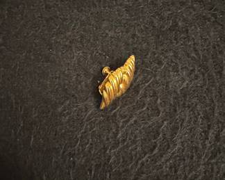 Vintage Gold-Tone Ribbed Croissant Earring
