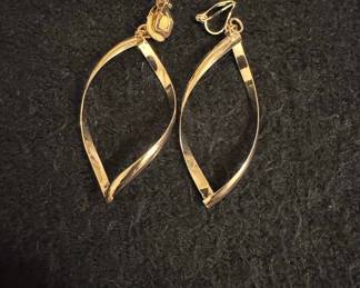 Vintage Gold-Tone Twisted Oval Hoop Clip-On Earrings