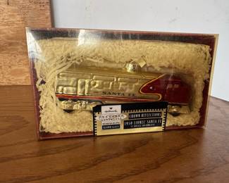 Hallmark Keepsake Crown Reflections 1950 Lionel Santa Fe F3 Diesel Locomotive Ornament