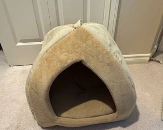 Best Friends by Sheri Meow Hut Pet Bed