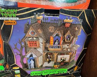 Lemax Spooky Town Le Repaire des Croque-Mitaines (Boogeyman's Lair)