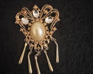 Vintage Gold Tone Faux Pearl and Dangle Brooch