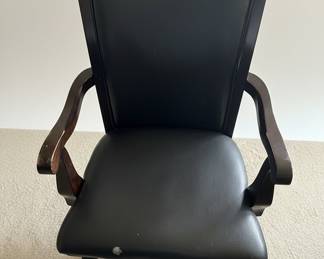 Traditional Executive Swivel Office Chair