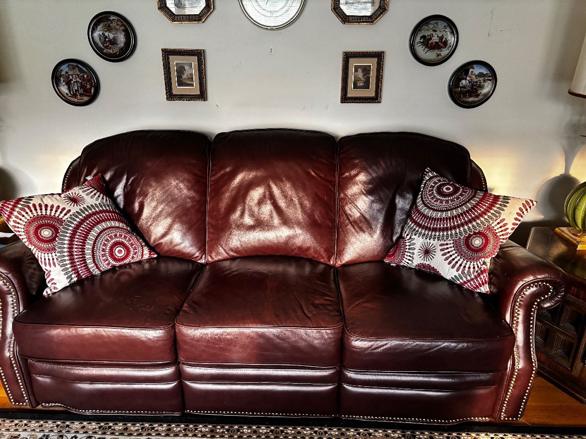 LEATHER SOFA WITH TWO RECLINERS