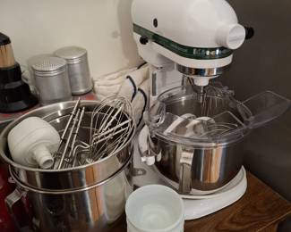 Limited Edition KitchenAid Stand Mixer! Comes with the Manual and Extras! Like New