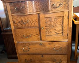 Oak gentlemens chest