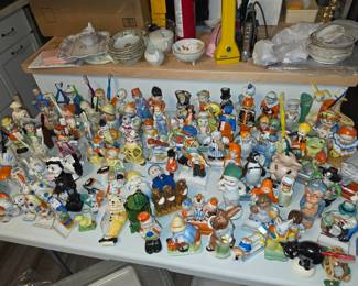 So many vintage toothbrush holders