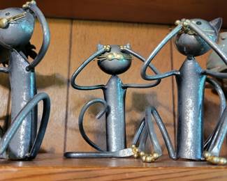 Aayla cats "see speak and hear no evil"