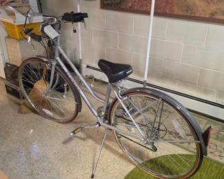 1984 Schwinn World Tourist Cruiser Bike