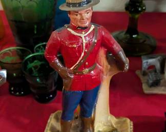 Drewrys Beer Royal Canadian Mounted Police Ashtray Statue