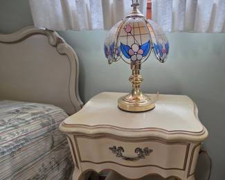 Vintage Stained Glass Floral Accent Lamp