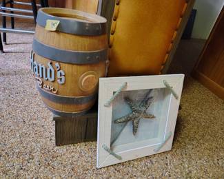 Vintahe Peter Hand's beer coin bank, pic