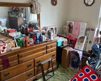 dolls, bath products, Dresser