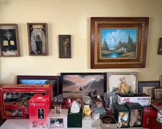 Many decorative collectibles and Artwork