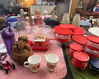 Pyrex glass containers w lids 
