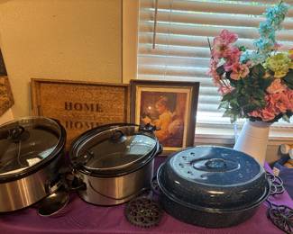 Crock pots and roasting pan w lid